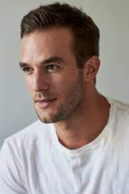 Andy Favreau is an Actor.